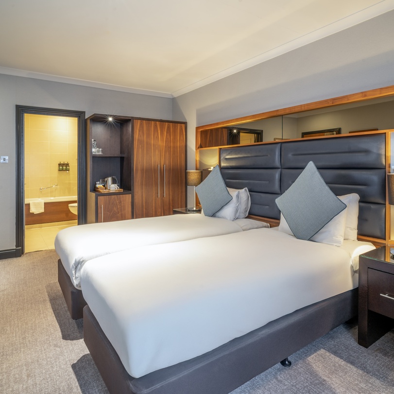 Felbridge - Gatwick Twin Executive